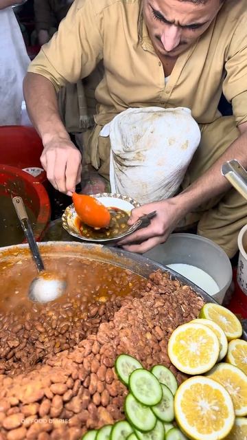 Мальчик-паштун продаёт традиционную чана-лобию чаат.
