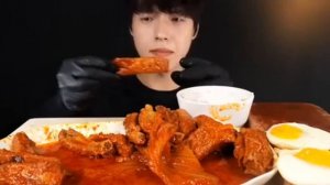 Мукбанг рис, свиные рёбрышки, кимчхи Еда на камеру