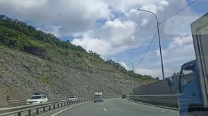 А дорога серою лентою вьётся