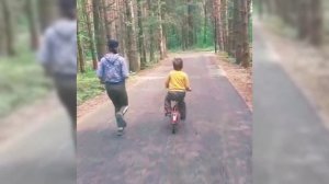 Младший поехал на велосипеде!