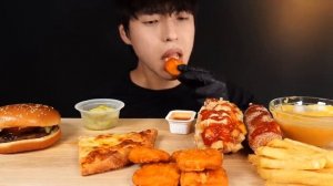 Мукбанг бургеры, пицца, корн-доги Еда на камеру