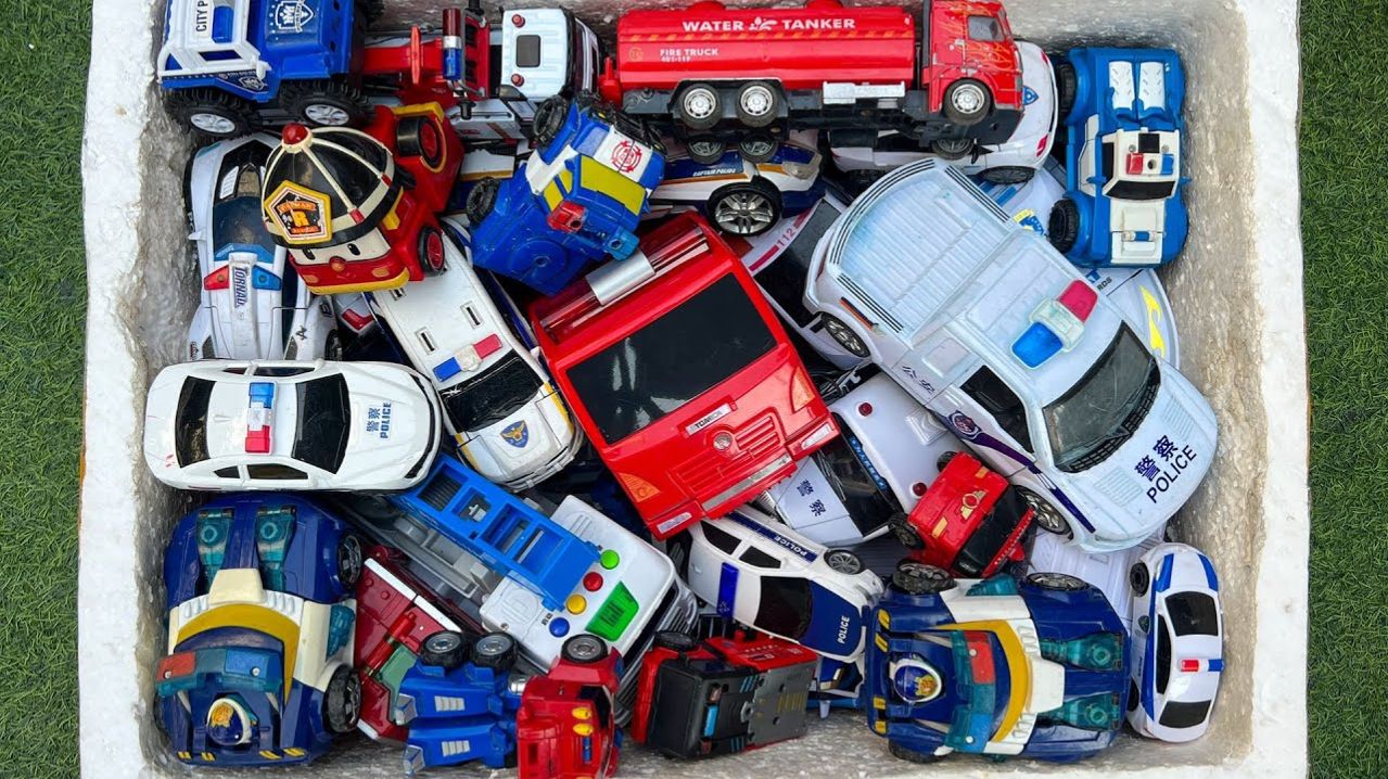 КОРОБКА, полная игрушечных полицейских машинок-трансформеров