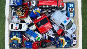КОРОБКА, полная игрушечных полицейских машинок-трансформеров