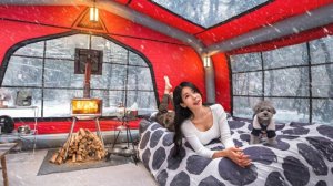 Снежный кемпинг в очень уютной надувной палатке.