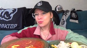 Мукбанг остатки сладки борщ с салом луком и чесноком. Еда вкуснота.