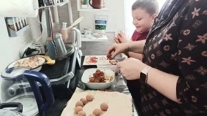 С внуком готовим конфетки.