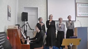 Ocтaнoвиcь нa пoлдopoги