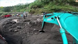 Строительство, экскаватор копает песок