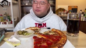 Большая пицца с кока колой плюс солёный огурец