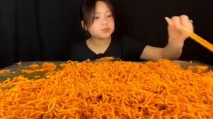 Мукбанг лапша булдак Огромная порция Еда на камеру