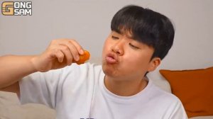 Мукбанг лапша, онигири, курица Еда на камеру