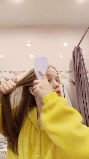 ухаживает за волосами и лицом🌞