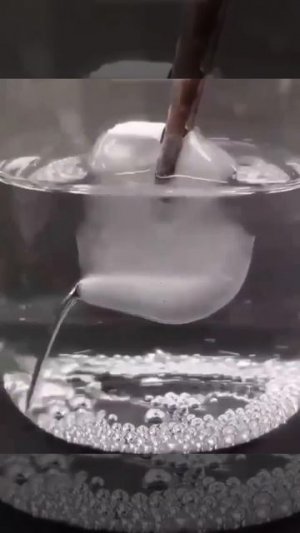 Твёрдая ртуть в тёплой воде