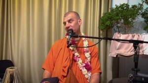 Шрила Прабхупада: "Разумный человек может поднять золото, даже если оно лежит в грязи".