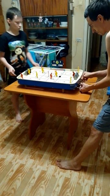 Мальчики играют в хоккей