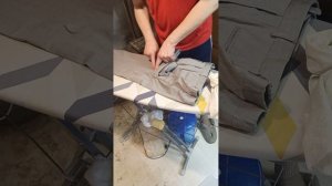 Как погладить (отпарить) мужские классические брюки. Наводим стрелки на брюках.