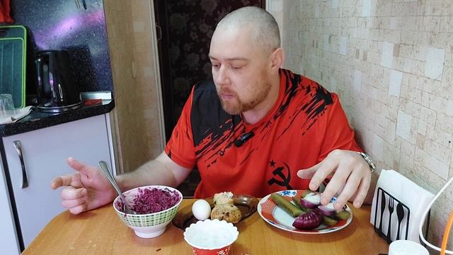 Мукбанг, котлеты куриные, салат из свёклы и огурцы маринованные с луком. смотреть онлайн