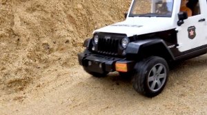 Погоня на полицейской машине заканчивается. Мультфильм про машинки.