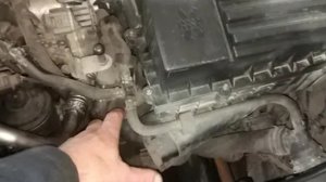Passat CC 2,0 TDI . Замена натяжителя ремня доп оборудования.