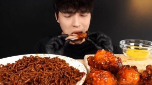 Мукбанг Лапша Рамен с фасолью, куриные ножки Еда на камеру Mukbang