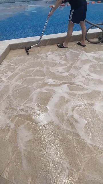 Глубокая чистка пола в аквапарке. Заказать можно по номеру: 8(968)5-38-89-38/ Www.broomcleaning.pro