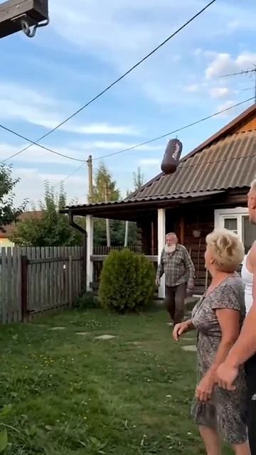 Бабуля ПОДВИНУЛА внука