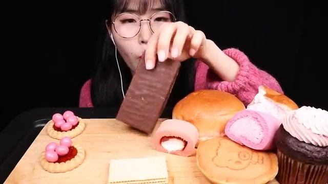 ASMR MUKBANG 핑크 디저트 딸기 아이스크림 연세우유 딸기생크림빵 마카롱 아이스크림 먹방 DESSERT ICE CREAM CAKE BREAD EATING