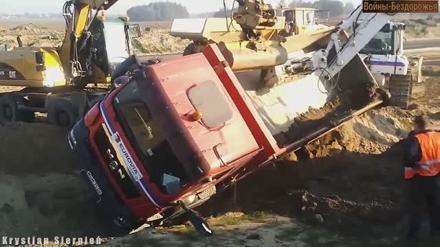 Мощный грузовик застрял в грязи! Перевозка грузов по бездорожью — непростая задача для водителей. смотреть онлайн