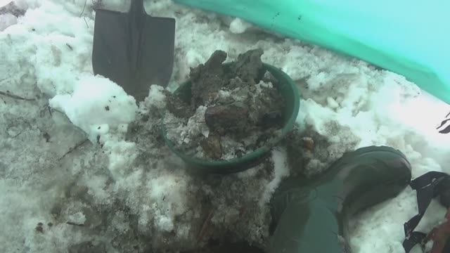 Нашёл Платину в ручье! Зимний поиск золота! смотреть онлайн