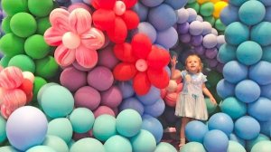 Дети развлекаются в красивом новогоднем парке. Весёлые истории для детей