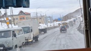 На улице плюс. Падают глыбы льда с крыш.Несчастный случай в городе