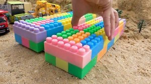 Переход через реку! Построить мост на озере! Веселое видео о игрушках для детей