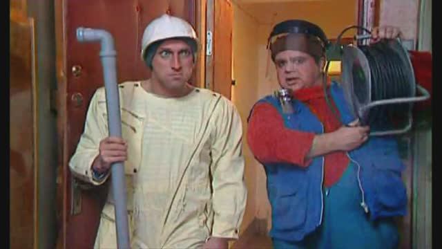 Электрик и водопроводчик. Фрагменты из сериала ″Осторожно, модерн! 2″