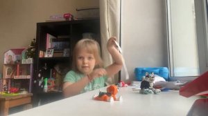 Ева показывает фруктовый рулет