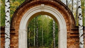 Перегородка с аркой и дверью для зонирования комнаты.