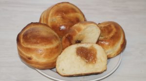 Булки мягкие как пух с яблочным повидлом!
