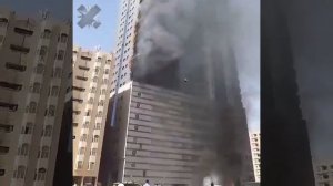 В Шардже загорелся ТЦ после падения иранского дрона