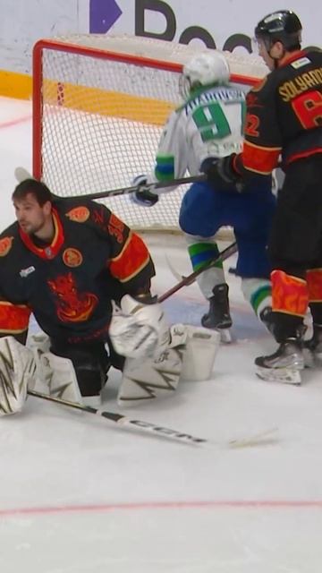 СНЯЛИ ШЛЕМ с вратаря во время игры 😈 #КХЛ