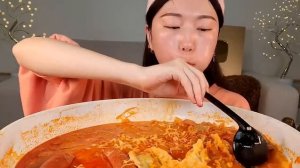 Мукбанг лапша, пельмени, колбаса  Еда на камеру