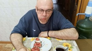 Мукбанг. Бутерброды с икрой, плавленым сыром, колбасой и кофе. Советский динозавр.