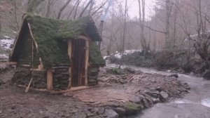 Построил домик у реки.