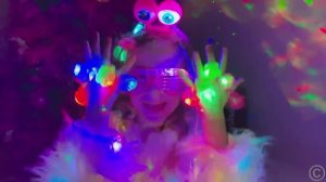 Настя и папа играют с тенями и светящимися игрушками.