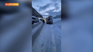 ДЕТИ ВЫНУЖДЕНЫ ИДТИ В ШКОЛУ ПО ПРОЕЗЖЕЙ ЧАСТИ НА САВЧЕНКО В ПЕТРОПАВЛОВСКЕ•БЕЗ КОММЕНТАРИЕВ