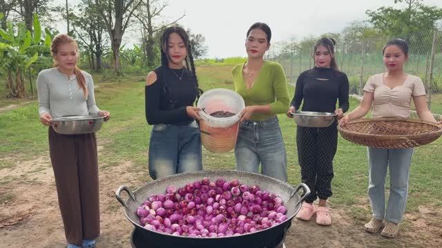 Потрясающий рецепт приготовления лука с рыбой.