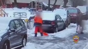 В Москве мужчина после ссоры со знакомой разбил её автомобиль

Он оторвал зеркало, пнул машину и выб