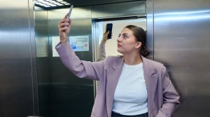 Скрывает от чужих — калечит свои: врачи раскрыли опасность антишпионского экрана