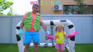 Настя и папа играют вместе и отмечают день рождения