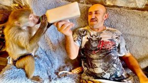 КОРМИМ по НОВОМУ! Люся ест, Степа с Тосей ждут, а Маня КРИЧИТ истошным криком!!!