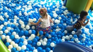 Детская площадка с героями мультика Пороро - Видео для