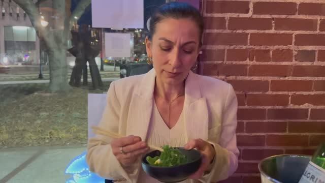 Пробуем суши с мамой. ПЕРЕВОД. Арнак